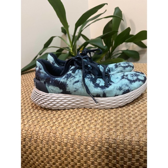 Stylish Athletic Shoes in Blue Tie-Dye - Picture 5 of 10